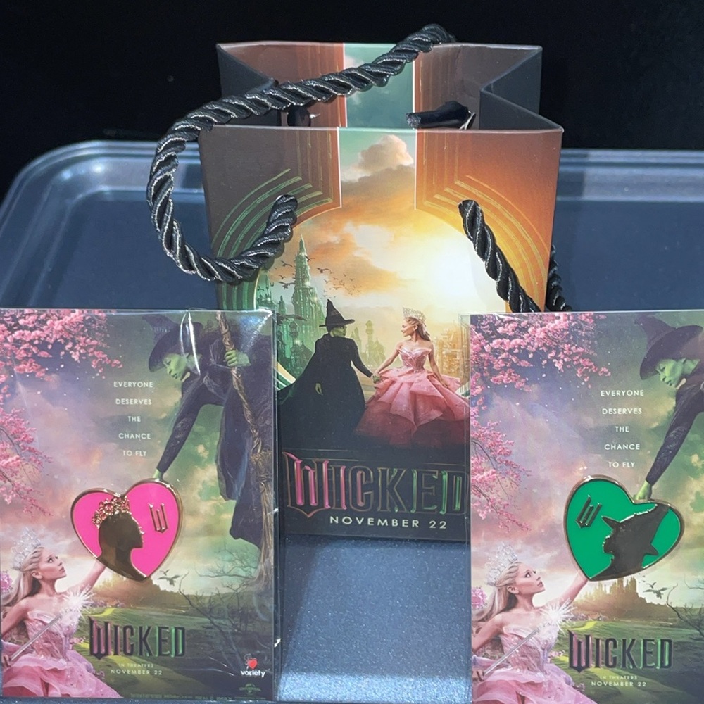 WICKED Pin Set & Mini gift bag